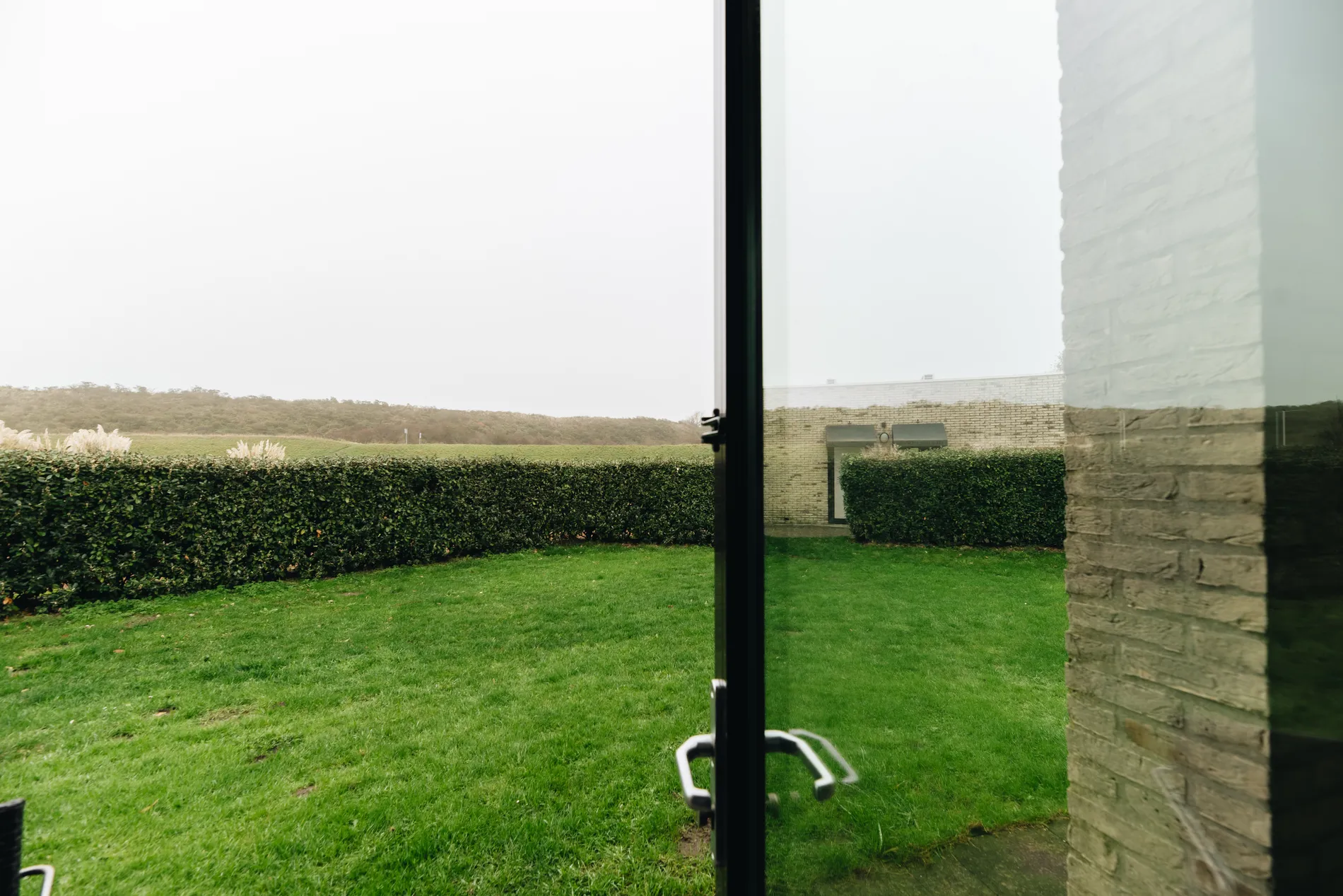 Privéterras van de duinkamer met uitzicht op het resort